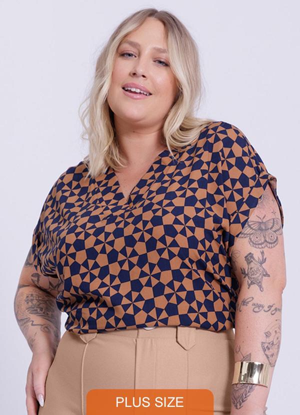 Lunender - Blusa Plus Size Manga Curta com Decote V Marrom