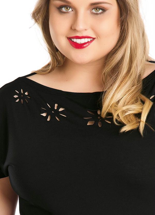 Marguerite - Blusa Preta com Detalhes no Decote Plus Size 3