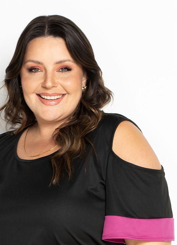 Marguerite - Blusa Preta e Pink com Ombros Vazados Plus Size 3