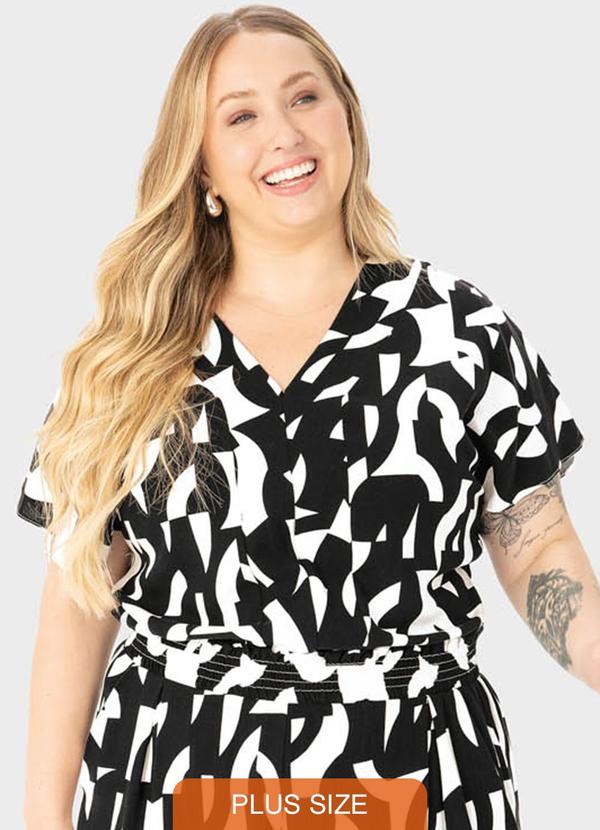 Malwee Plus - Blusa Preto Ampla Gráfica em Viscolinho