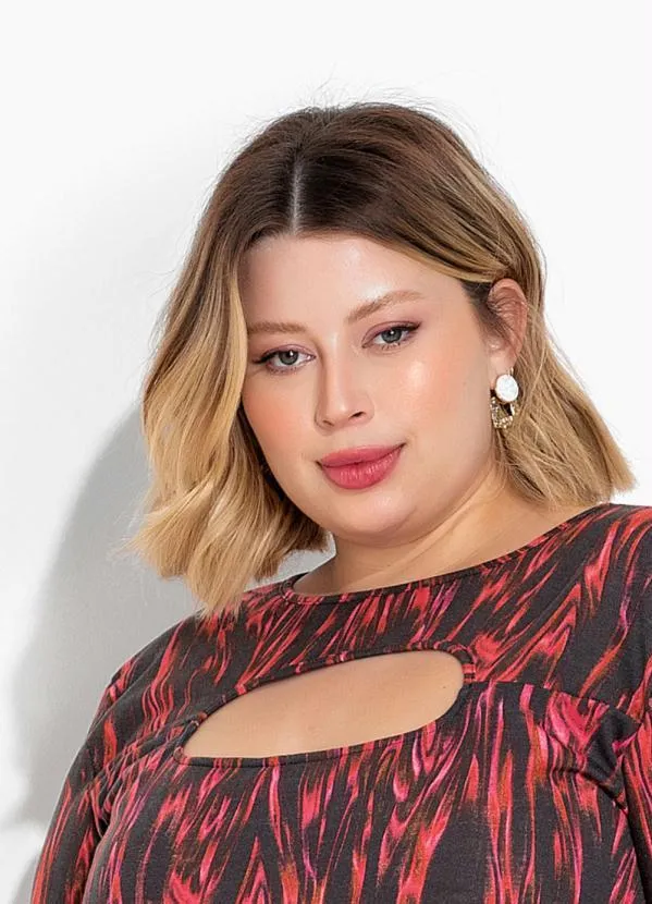 Marguerite - Blusa Abstrata Preta Recorte Vazado Plus Size 3