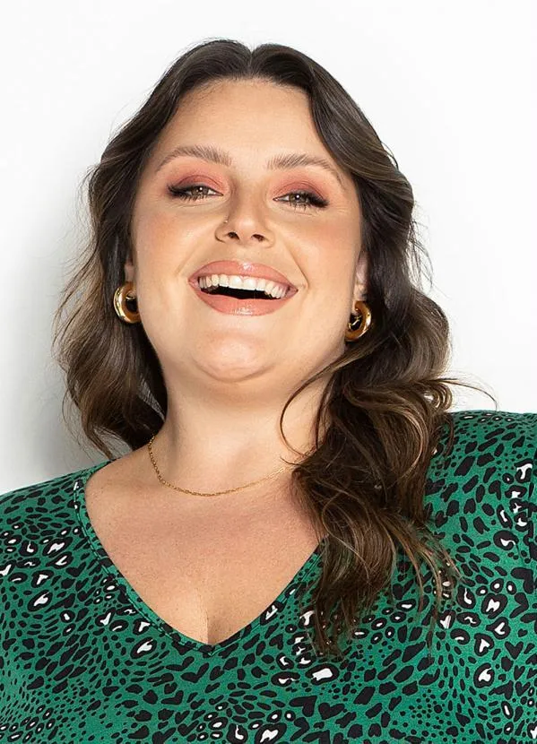 Marguerite - Blusa Animal Print Verde com Decote V Plus Size 3