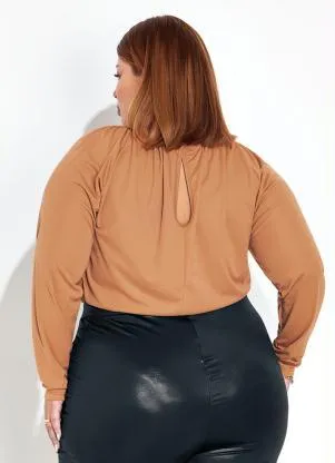 Marguerite - Blusa Avelã com Franzido no Decote Plus Size - MARGUERITE