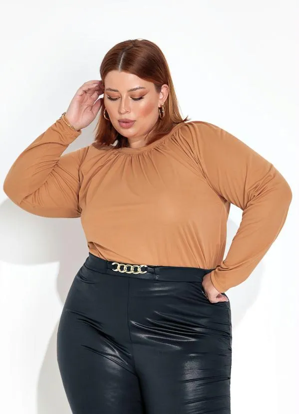 Marguerite - Blusa Avelã com Franzido no Decote Plus Size