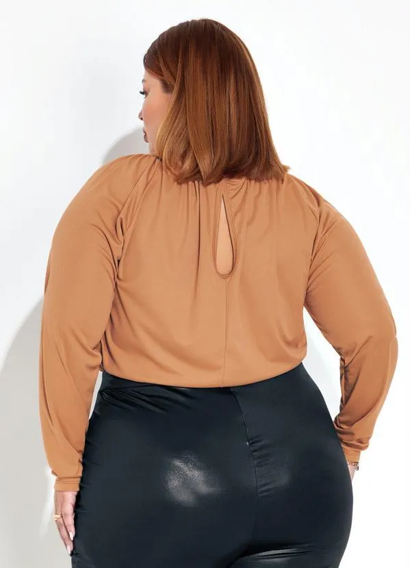 Marguerite - Blusa Avelã com Franzido no Decote Plus Size 3