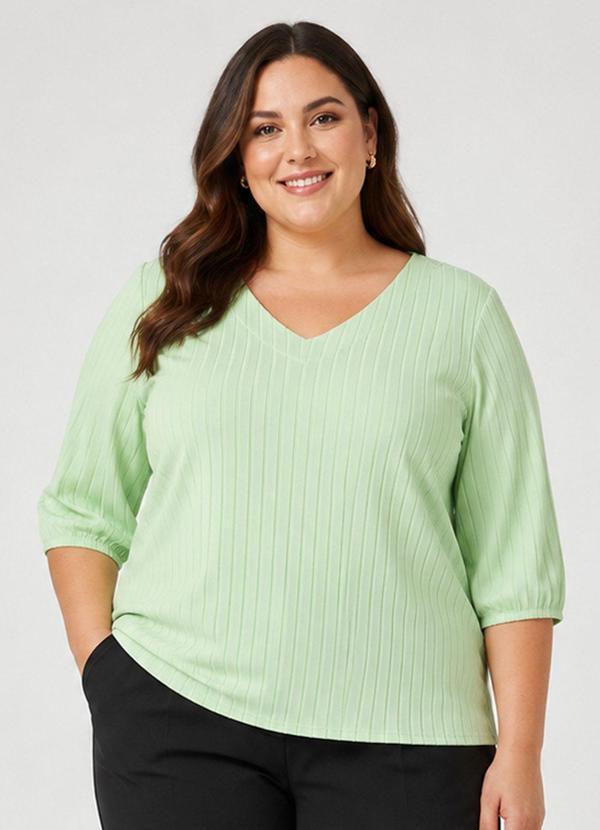 Infinita Cor - Blusa Canelada Plus Decote em V Verde
