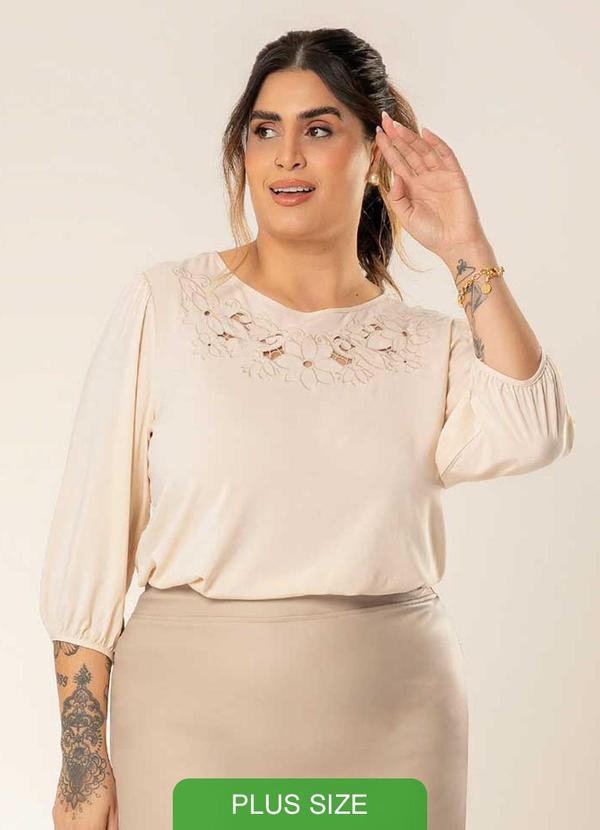 Cativa - Blusa Feminina Plus Size com Bordado Bege