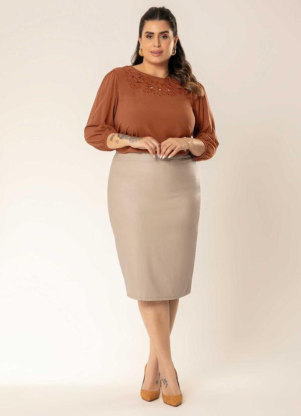 Cativa - Blusa Feminina Plus Size com Bordado Marrom 2