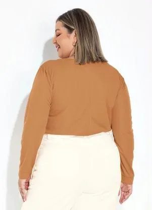 Marguerite - Blusa Marrom Clara com Babado Plus Size - MARGUERITE