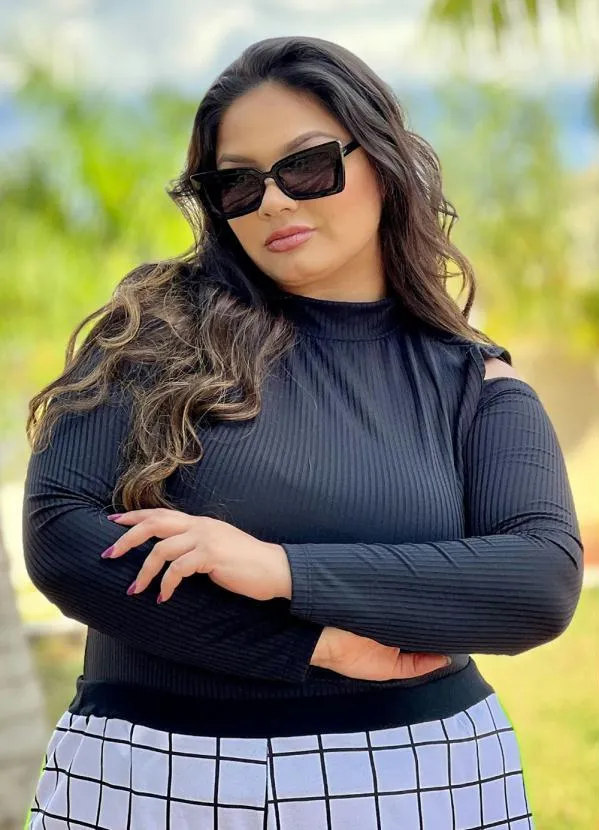 Marguerite - Blusa Preta Ribana com Ombros Vazados Plus Size 8