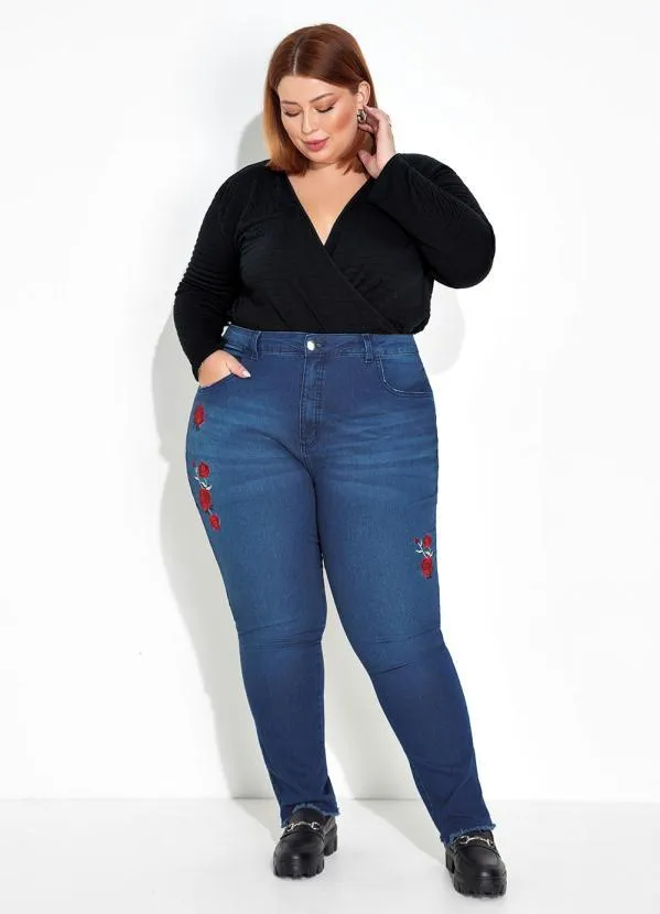 Marguerite - Blusa Preta Transpassada com Textura Plus Size 2