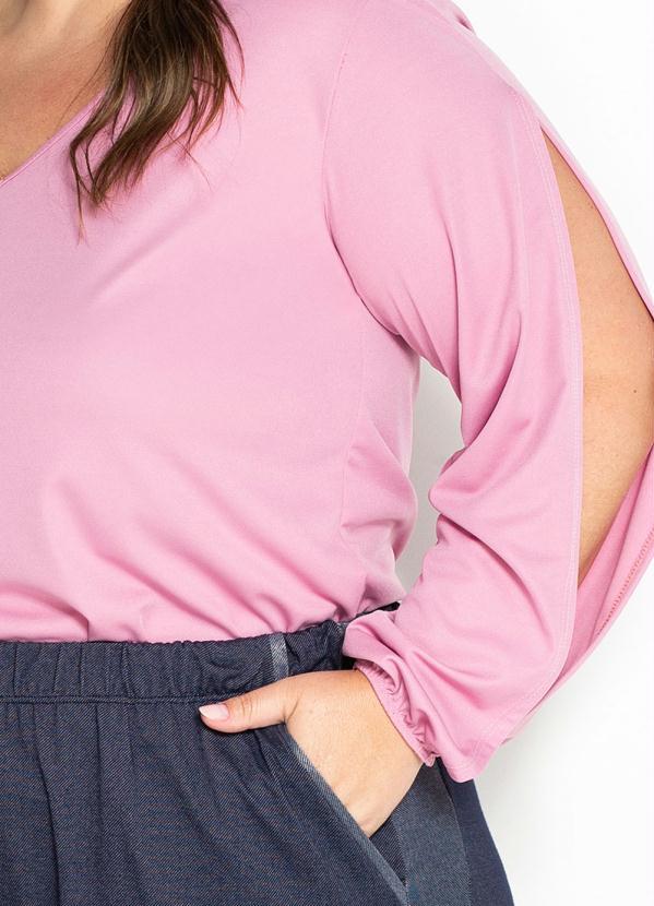 Marguerite - Blusa Rosa com Decote V Plus Size 3