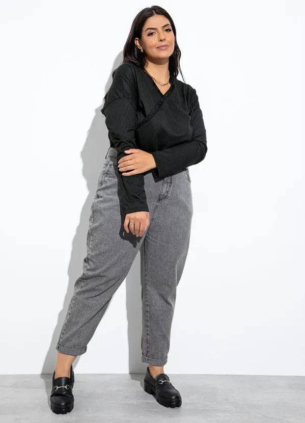 Marguerite - Blusa Transpassada Preta com Renda Plus Size 2