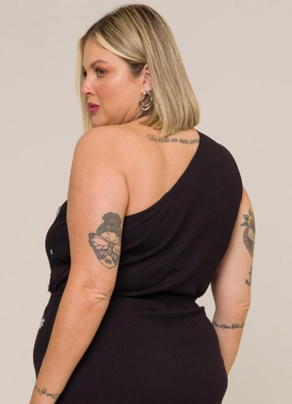 Cess - Blusa Plus Size um Ombro e Bordado Preto 4