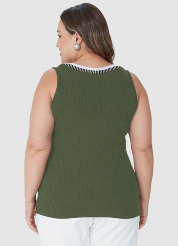 Malwee - Blusa Verde Militar Canelada com Retilínea Plus 2