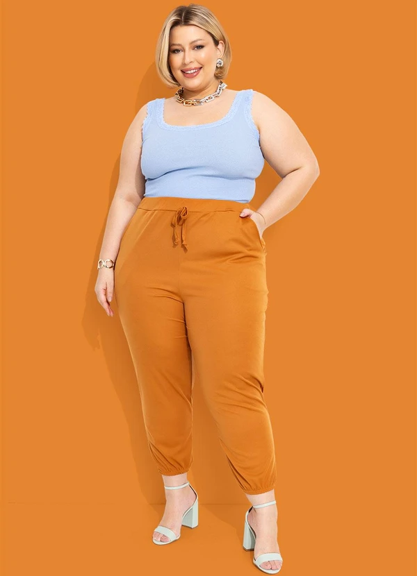 Marguerite - Calça Caramelo Jogger com Bolsos Plus Size 3
