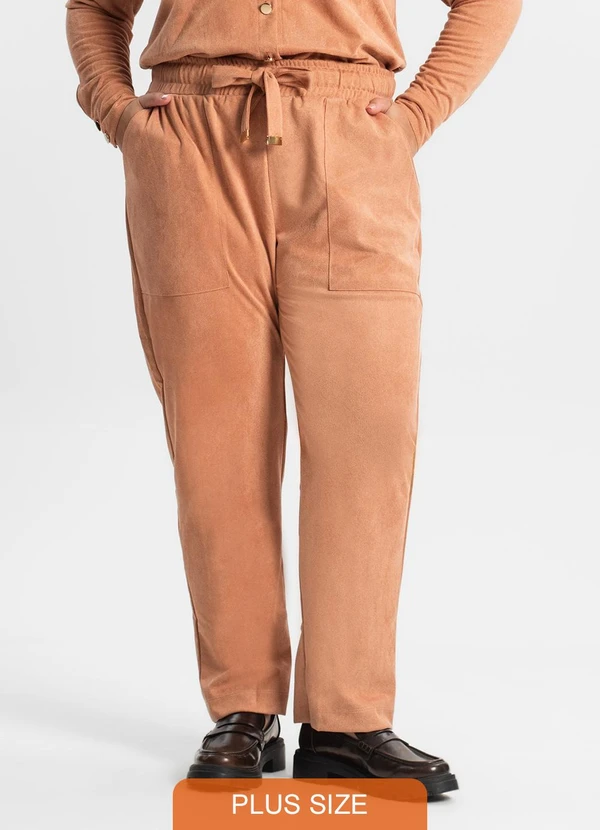 Secret Glam - Calça Reta Plus Size Feminina em Suede Marrom