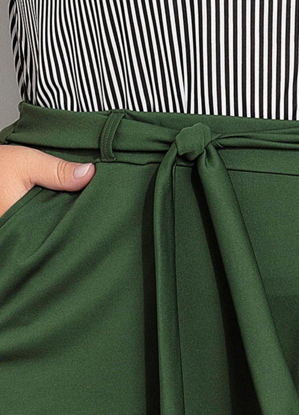Marguerite - Calça Cropped Verde Militar Plus Size 3