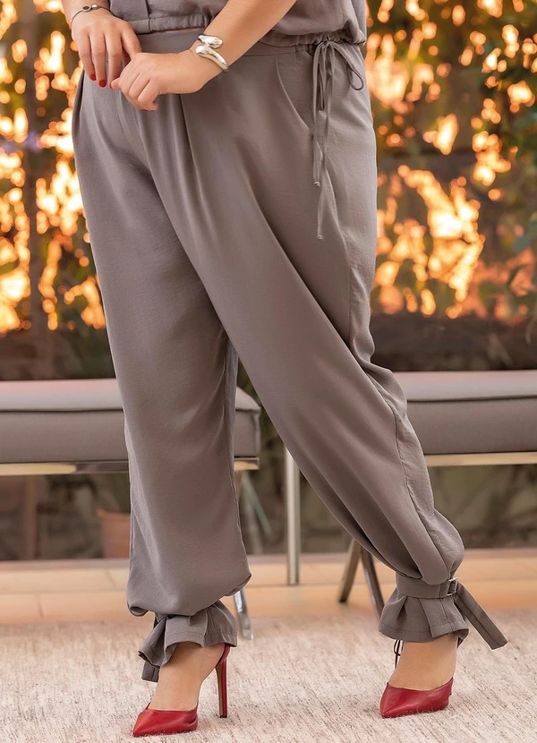 Marguerite - Calça Cinza em Crepe Plano 9
