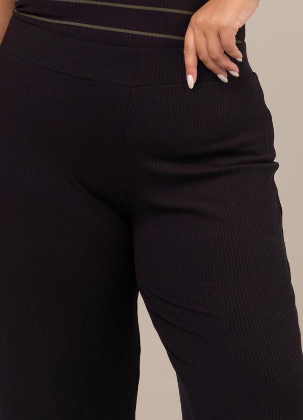 Cess - Calça Reta Plus Size Diana Canelada Preto 8