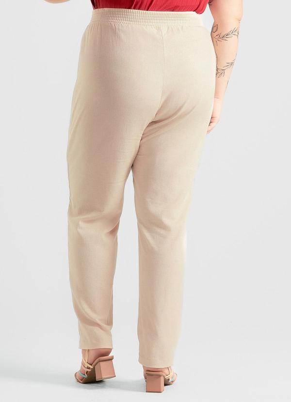 Cativa - Calça Plus Size Reta em Tecido em Linho Bege 2