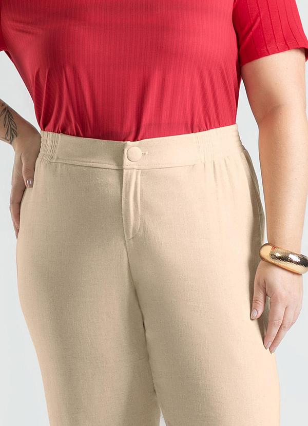 Cativa - Calça Plus Size Reta em Tecido em Linho Bege 4