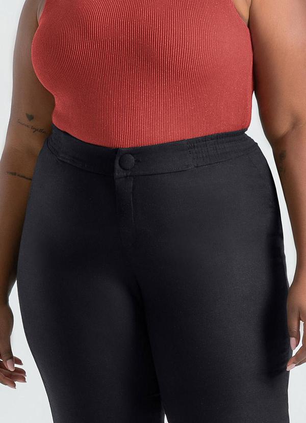 Cativa - Calça Plus Size Reta em Tecido em Linho Preto 4