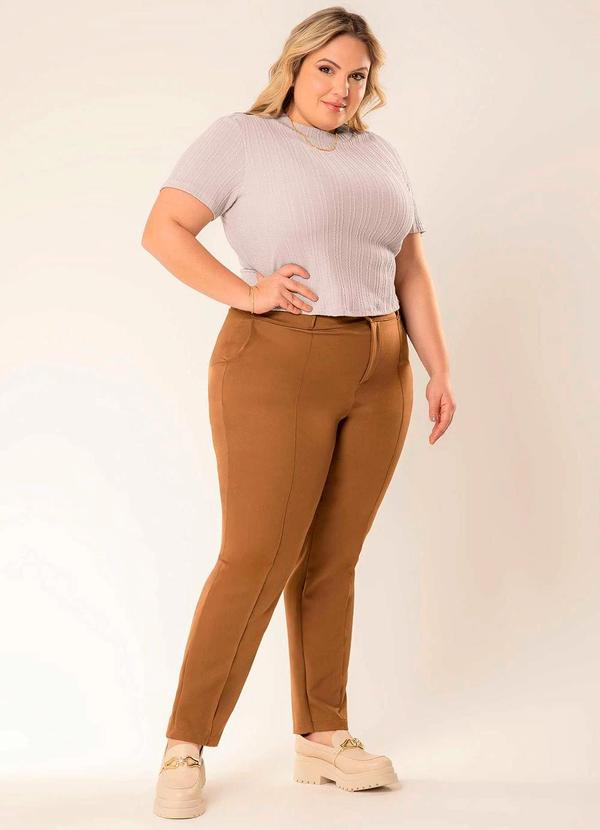 Cativa - Calça Feminina Plus Size de Alfaiataria Marrom 2