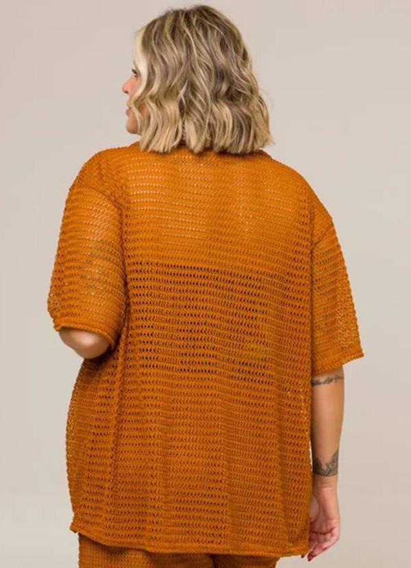 Cess - Camisa Plus Size Camélia em Tricot Ocre 2