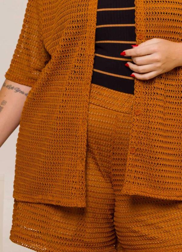 Cess - Camisa Plus Size Camélia em Tricot Ocre 5