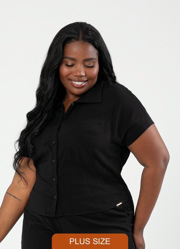 Cativa - Camisa Plus Size Gola Polo em Viscose Preto