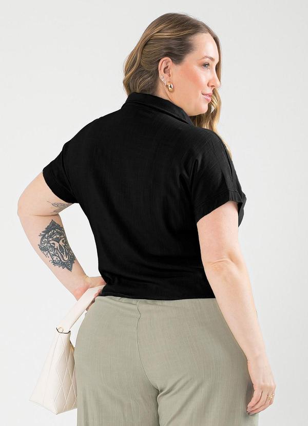 Cativa - Camisa Plus Size Gola Polo em Viscose Preto 2