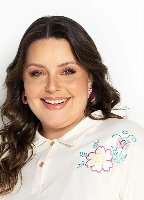 Marguerite - Camisa Polo Off White com Bordado Plus Size 3