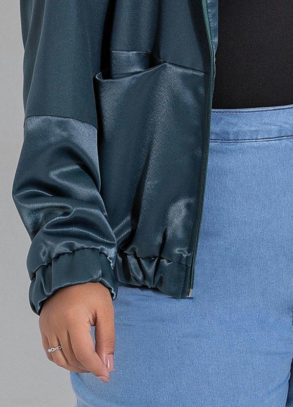 Outlet - Casaco Plus Size Verde com Bolsos 4