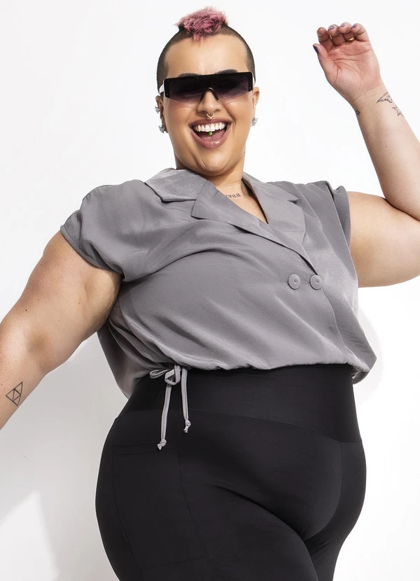 Marguerite - Colete Cinza em Crepe Plano 3