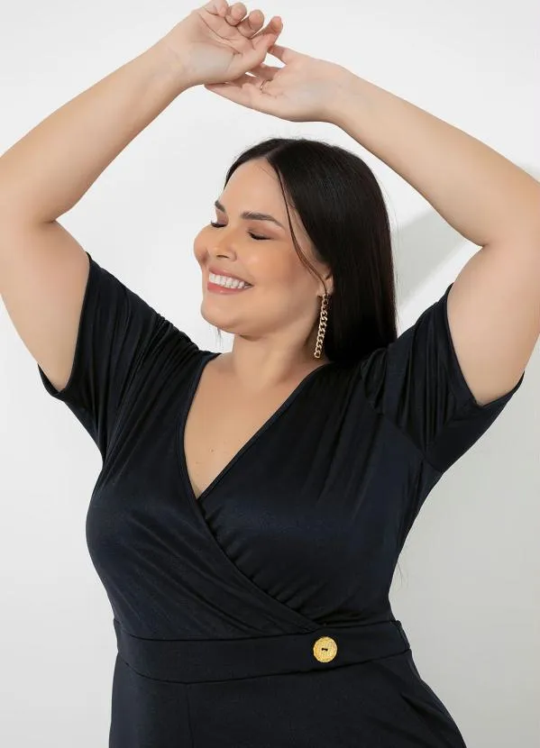 Marguerite - Macacão Preto com Botão Decorativo Plus Size