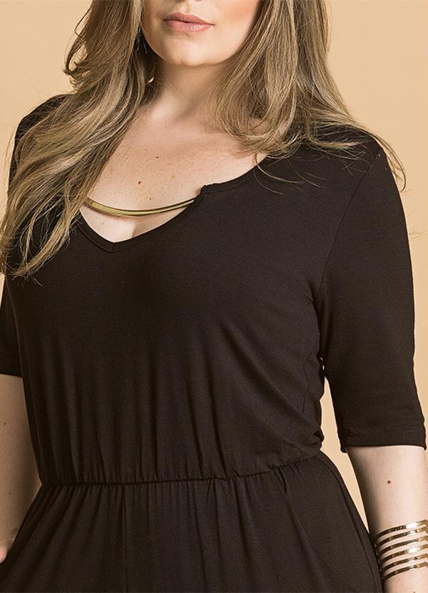 Quintess - Macacão Preto com Detalhe Dourado Plus Size 3