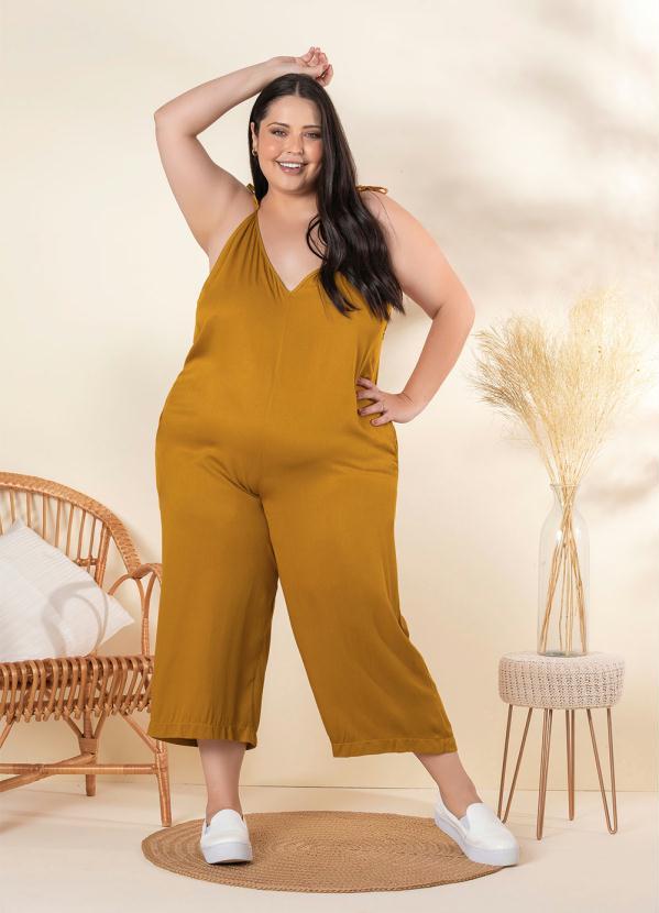 Outlet - Macaquinho Plus Size Ocre com Bolsos 3
