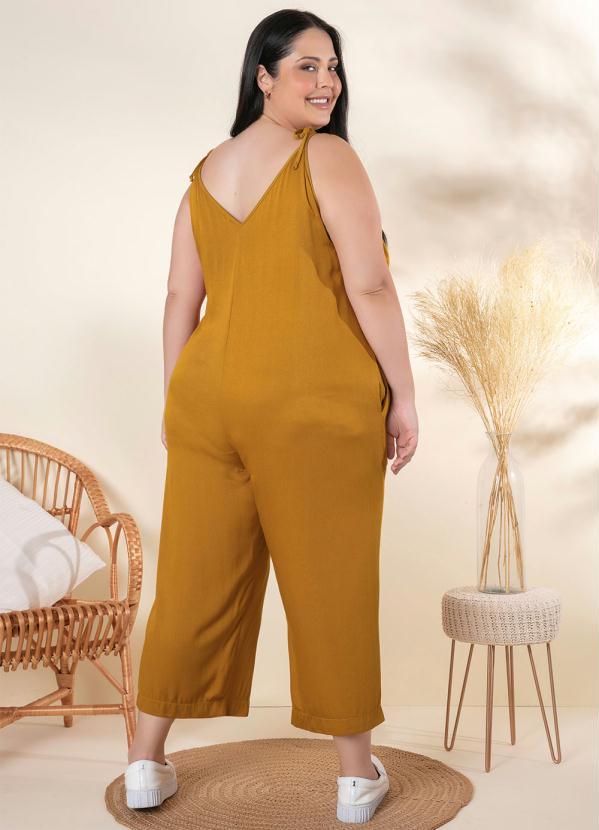 Outlet - Macaquinho Plus Size Ocre com Bolsos 2