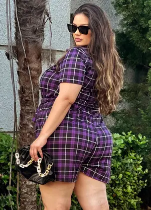 Marguerite - Macaquinho Xadrez Roxo Faixa Grátis Plus Size - MARGUERITE