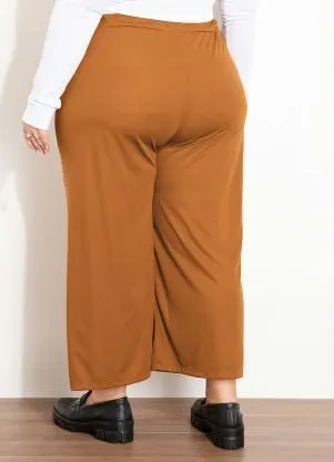 Marguerite - Calça Caramelo com Botões e Pregas Plus Size - MARGUERITE