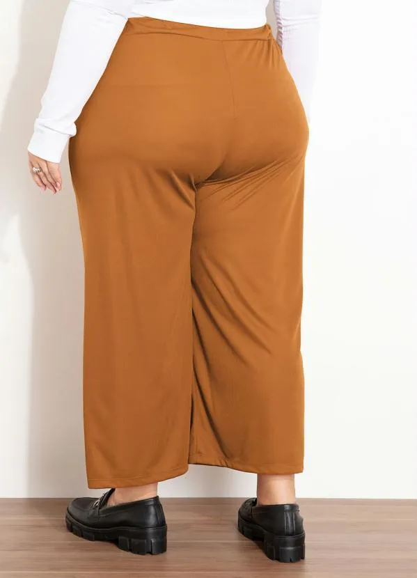Marguerite - Calça Caramelo com Botões e Pregas Plus Size 2