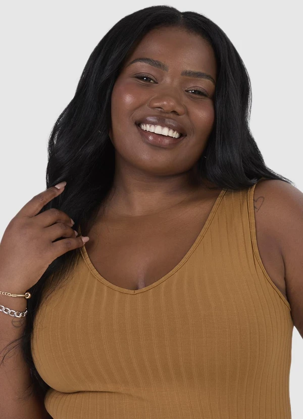 Malwee - Blusa Canelada Decote V Plus Marrom