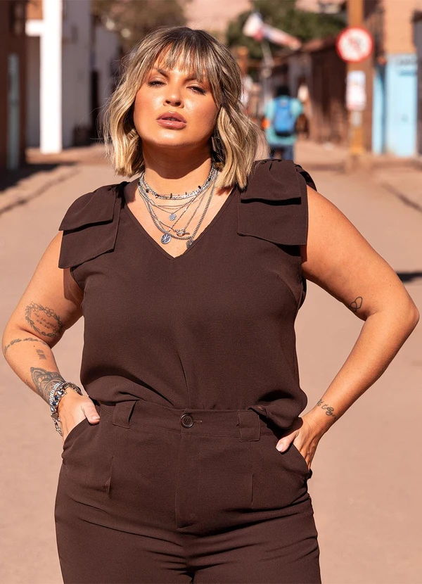 Marguerite - Blusa Marrom em Crepe Plano com Laço