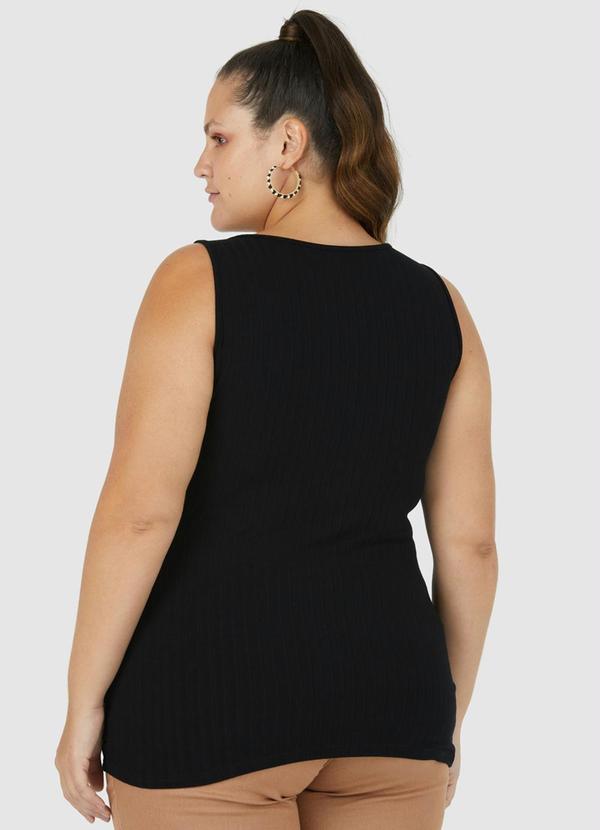 Malwee - Blusa Preta Canelada com Decote V Plus 3
