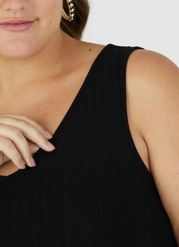 Malwee - Blusa Preta Canelada com Decote V Plus 2