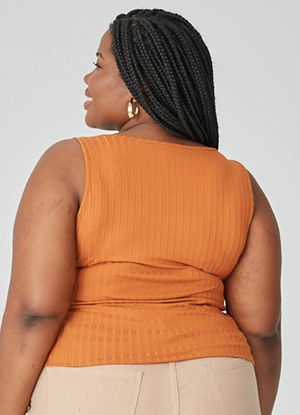 Malwee - Regata Canelada Decote V Feminino Plus Marrom 2