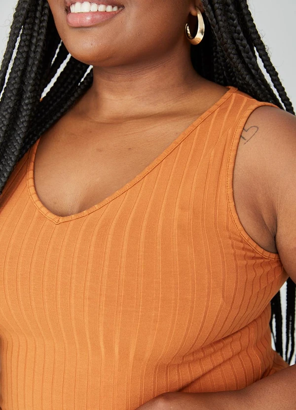 Malwee - Regata Canelada Decote V Feminino Plus Marrom 3