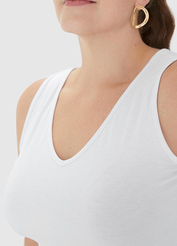 Malwee - Regata Decote V Alça Larga em Viscose Branco 5