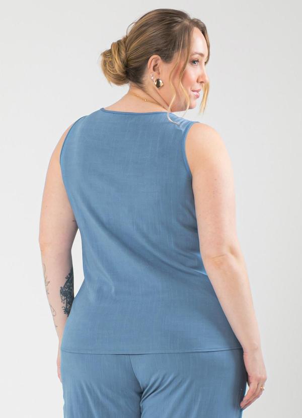 Cativa - Regata Plus Size Decote V em Viscose Azul 2